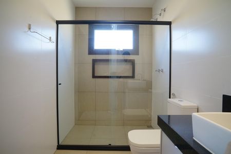 Casa de condomínio para alugar com 287m², 4 quartos e 2 vagasBanheiro do Quarto 4