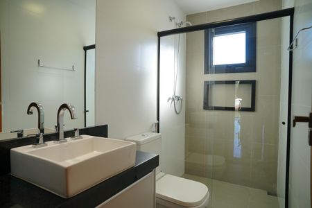 Casa de condomínio para alugar com 287m², 4 quartos e 2 vagasBanheiro do Quarto 3