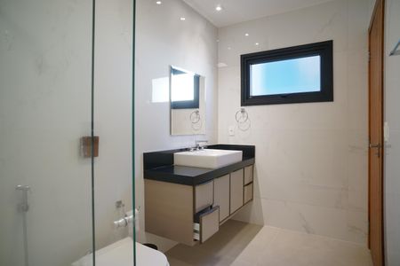 Casa de condomínio para alugar com 287m², 4 quartos e 2 vagasBanheiro do Quarto 1