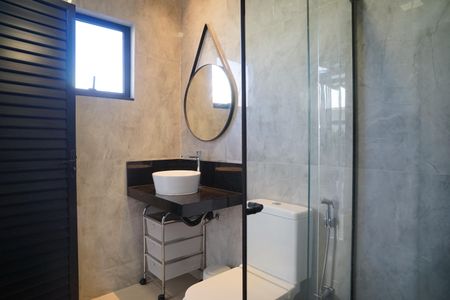 Casa de condomínio para alugar com 287m², 4 quartos e 2 vagasBanheiro da área externa