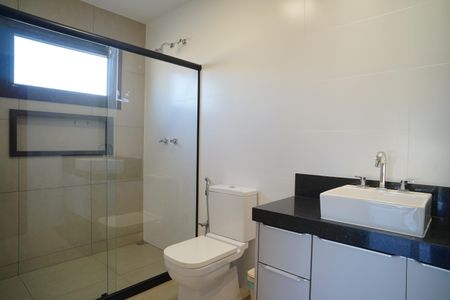 Casa de condomínio para alugar com 287m², 4 quartos e 2 vagasBanheiro do Quarto 4