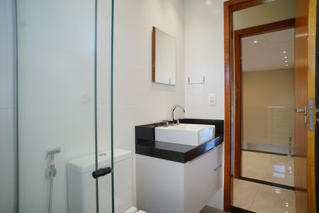 Casa de condomínio para alugar com 287m², 4 quartos e 2 vagasBanheiro do Quarto 2