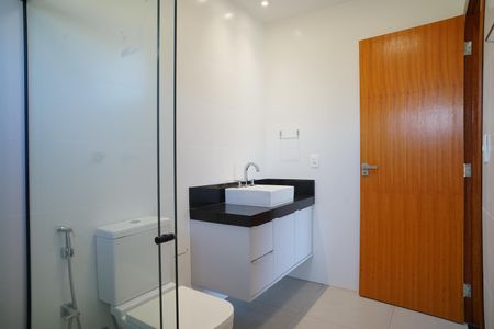 Casa de condomínio para alugar com 287m², 4 quartos e 2 vagasBanheiro do Quarto 4