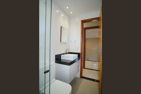 Casa de condomínio para alugar com 287m², 4 quartos e 2 vagasBanheiro do Quarto 2