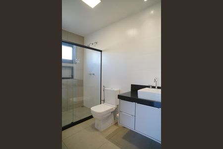 Casa de condomínio para alugar com 287m², 4 quartos e 2 vagasBanheiro do Quarto 4