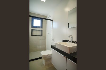 Casa de condomínio para alugar com 287m², 4 quartos e 2 vagasBanheiro do Quarto 2