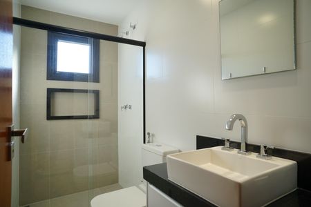 Casa de condomínio para alugar com 287m², 4 quartos e 2 vagasBanheiro do Quarto 2