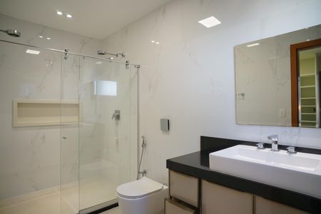 Casa de condomínio para alugar com 287m², 4 quartos e 2 vagasBanheiro do Quarto 1