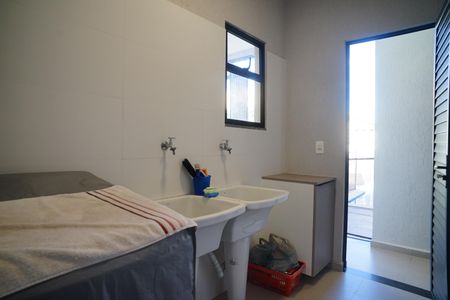 Casa de condomínio para alugar com 287m², 4 quartos e 2 vagasÁrea de Serviço