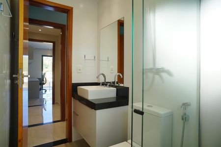 Casa de condomínio para alugar com 287m², 4 quartos e 2 vagasBanheiro do Quarto 3