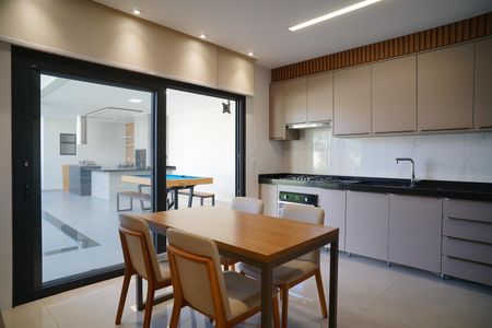 Casa de condomínio para alugar com 287m², 4 quartos e 2 vagasCozinha