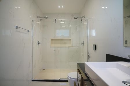 Casa de condomínio para alugar com 287m², 4 quartos e 2 vagasBanheiro do Quarto 1