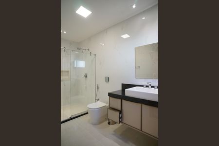 Casa de condomínio para alugar com 287m², 4 quartos e 2 vagasBanheiro do Quarto 1