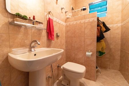 Banheiro 01 de casa à venda com 3 quartos, 100m² em Vila Joaquim Inacio, Campinas