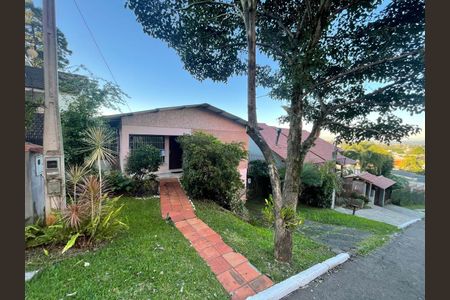 Casa à venda com 136m², 3 quartos e 2 vagas Casa à venda com 136m², 3 quartos e 2 vagasFachada