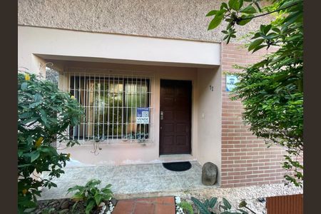 Casa à venda com 136m², 3 quartos e 2 vagas Casa à venda com 136m², 3 quartos e 2 vagasPlaca instalada em 16/06/2026 com o código VZOE-320