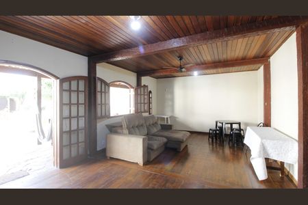 Casa para alugar com 5 quartos, 400m² em Palmeiras, Cabo Frio