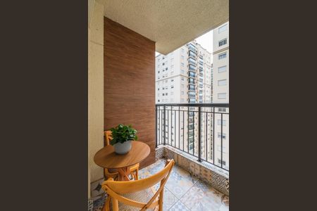 Sala de apartamento para alugar com 2 quartos, 68m² em Jardim Tupanci, Barueri