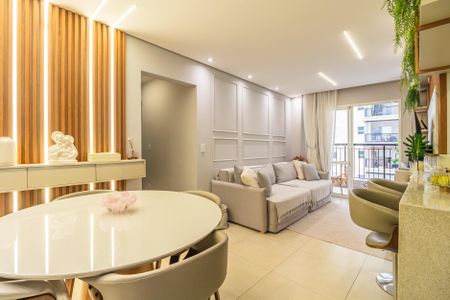 Sala de apartamento para alugar com 2 quartos, 68m² em Jardim Tupanci, Barueri