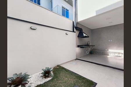 Casa de condomínio à venda com 152m², 3 quartos e 4 vagas Casa de condomínio à venda com 152m², 3 quartos e 4 vagasQuintal