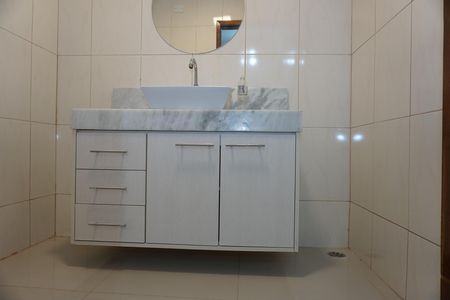Casa para alugar com 220m², 4 quartos e 5 vagasBanheiro Social 1