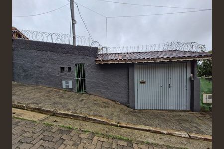 Casa para alugar com 220m², 4 quartos e 5 vagas Casa para alugar com 220m², 4 quartos e 5 vagasFachada