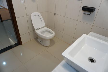 Casa para alugar com 220m², 4 quartos e 5 vagasBanheiro Social 1