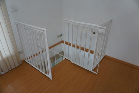 Casa para alugar com 220m², 4 quartos e 5 vagasEscada