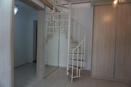Casa para alugar com 220m², 4 quartos e 5 vagasEscada