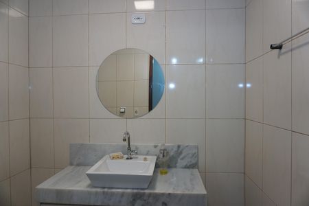 Casa para alugar com 220m², 4 quartos e 5 vagasBanheiro Social 1