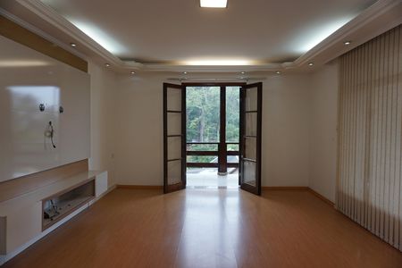 Sala de casa para alugar com 4 quartos, 220m² em Jardim Recanto da Fonte, Embu das Artes