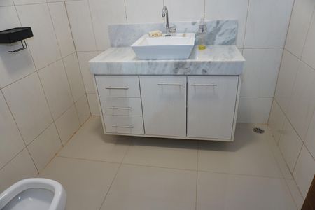 Casa para alugar com 220m², 4 quartos e 5 vagasBanheiro Social 1