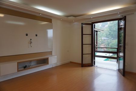 Casa para alugar com 220m², 4 quartos e 5 vagasSala