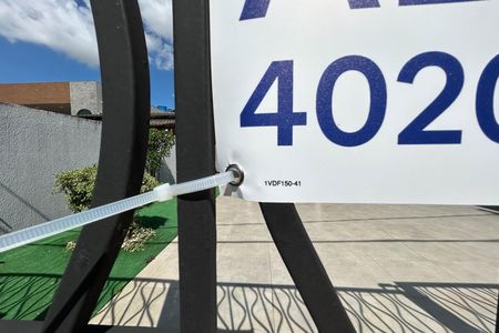Casa à venda com 280m², 4 quartos e 5 vagas Casa à venda com 280m², 4 quartos e 5 vagasPlaca