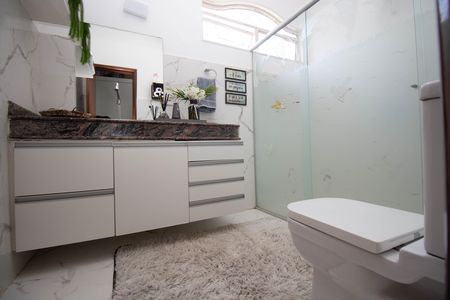 Casa à venda com 280m², 4 quartos e 5 vagas Casa à venda com 280m², 4 quartos e 5 vagasBanheiro da Suíte