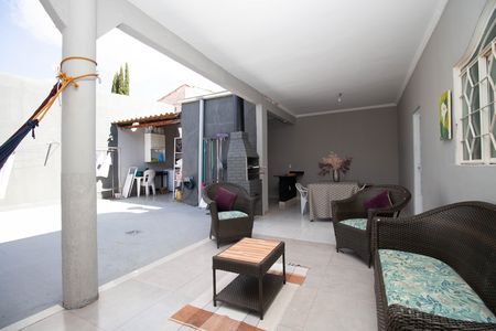 Casa à venda com 280m², 4 quartos e 5 vagas Casa à venda com 280m², 4 quartos e 5 vagasChurrasqueira