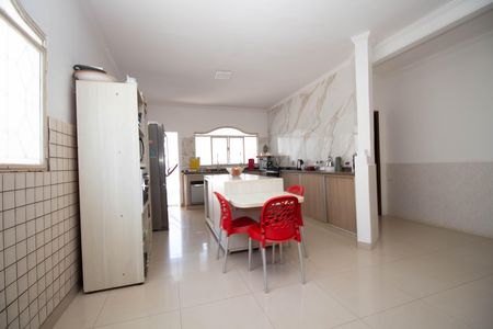 Casa à venda com 280m², 4 quartos e 5 vagas Casa à venda com 280m², 4 quartos e 5 vagasCozinha