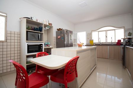 Casa à venda com 280m², 4 quartos e 5 vagas Casa à venda com 280m², 4 quartos e 5 vagasCozinha