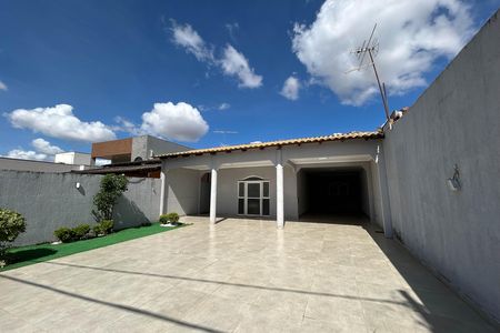 Casa à venda com 280m², 4 quartos e 5 vagas Casa à venda com 280m², 4 quartos e 5 vagasFachada