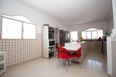 Casa à venda com 280m², 4 quartos e 5 vagas Casa à venda com 280m², 4 quartos e 5 vagasCozinha