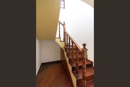 Casa para alugar com 180m², 2 quartos e 3 vagas Casa para alugar com 180m², 2 quartos e 3 vagasEscada