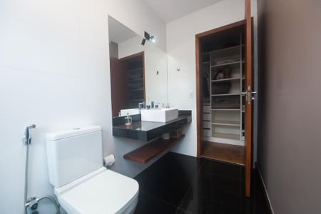 banheiro da suíte 2 de casa de condomínio à venda com 3 quartos, 350m² em Casa Branca, Brumadinho