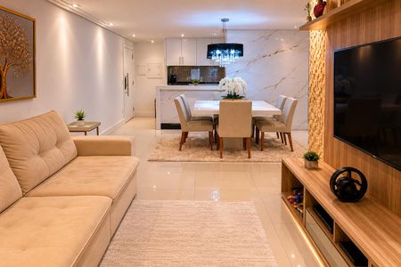 Sala de estar com sofá, mesa e cadeiras, TV e decoração simples e elegante. de apartamento à venda com 3 quartos, 93m² em Vila Santa Clara, São Paulo