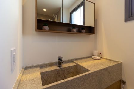 Banheiro de kitnet/studio para alugar com 1 quarto, 24m² em Vila Madalena, São Paulo