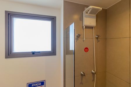 Banheiro de kitnet/studio à venda com 1 quarto, 24m² em Vila Madalena, São Paulo