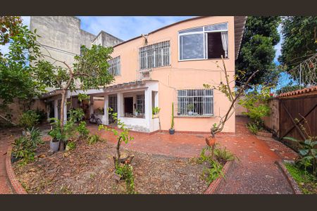 Casa à venda com 214m², 4 quartos e 3 vagas Casa à venda com 214m², 4 quartos e 3 vagasFachada