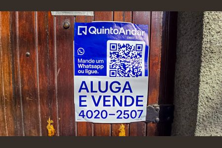 Casa à venda com 214m², 4 quartos e 3 vagas Casa à venda com 214m², 4 quartos e 3 vagasFachada casa com placa