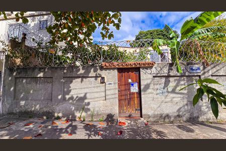 Casa à venda com 214m², 4 quartos e 3 vagas Casa à venda com 214m², 4 quartos e 3 vagasFachada casa com placa