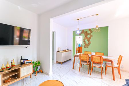 Casa à venda com 214m², 4 quartos e 3 vagas Casa à venda com 214m², 4 quartos e 3 vagasSala