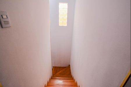 Casa para alugar com 160m², 3 quartos e 2 vagas Casa para alugar com 160m², 3 quartos e 2 vagasEscada